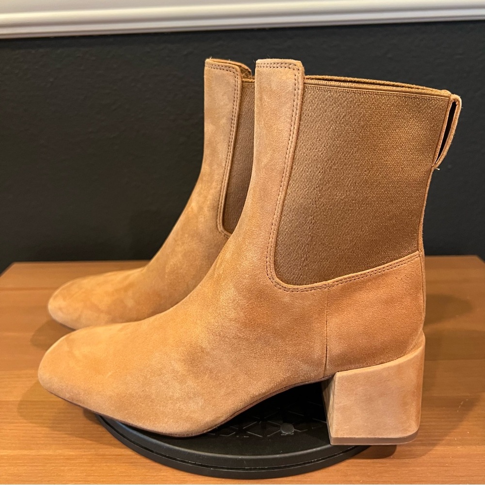 Vince. Women’s Beige Suede Kimmy Tan Su Pull On Block Heel Boots Size 5.5 M